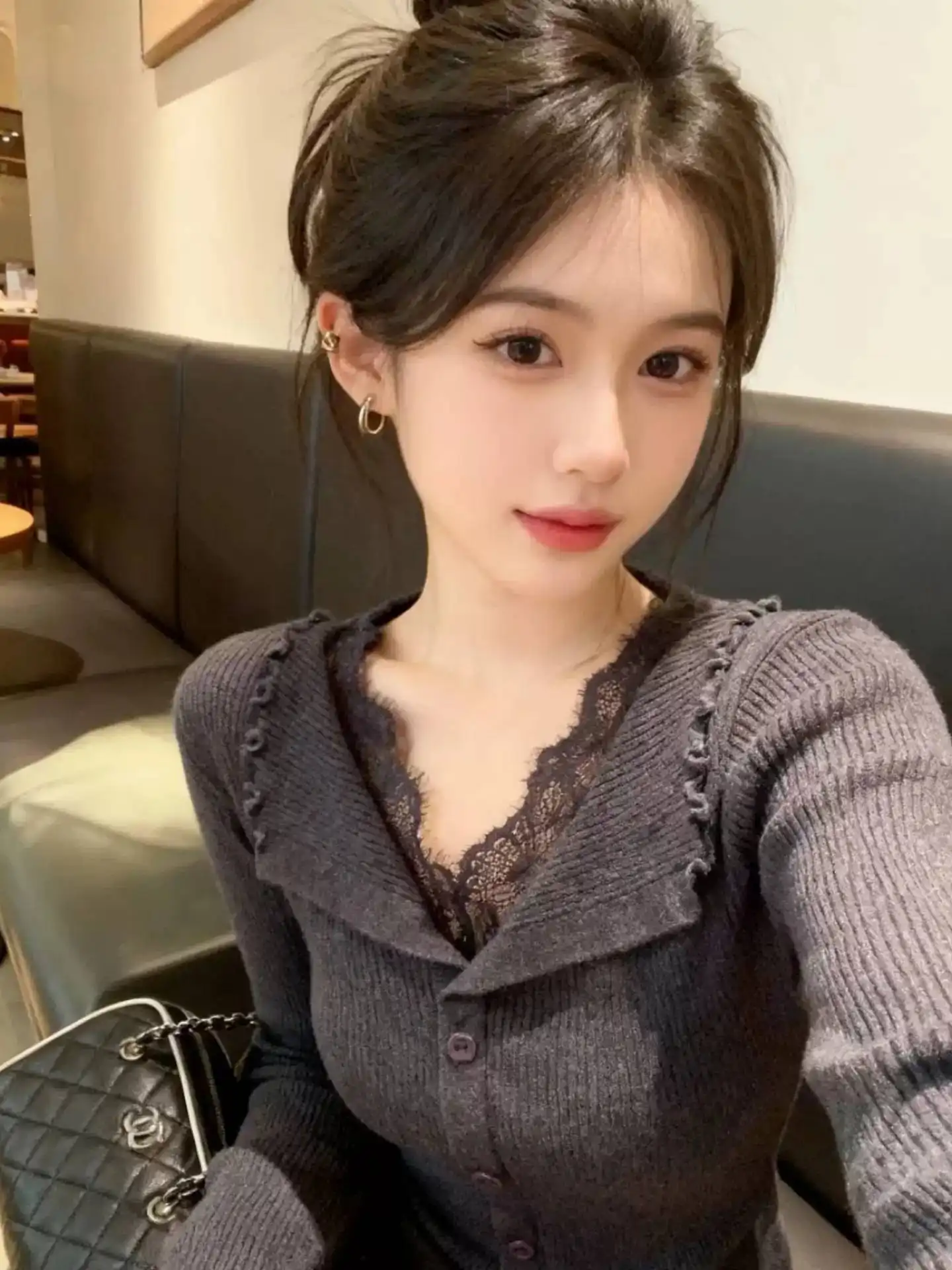그레이 V넥 레이스 디테일 니트 상세 이미지 4