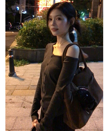 한 부서 비스듬한 어깨 회색 긴팔 티셔츠 여성 가을 2026 새로운 디자인 센스 오프숄더 슬림해 보이는 섹시함 핫걸 맨위