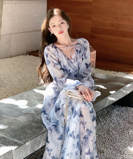 2026 봄 새로운 품격 프랑스식 V넥 주간 실크 파란색 꽃무늬 드레스 허리 수축 연꽃 잎 소매 프린트 롱 스커트