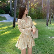 批发法式碎花v领泡泡袖雪纺连衣裙女2026春季<b class='q'>新款</b>收腰不规则飘带短裙