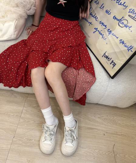 2026 느긋한 바람 한 마디 반신 스커트 여성 여름 빨간색 롱 스커트 꽃무늬 불규칙 프랑스식 품격 치마