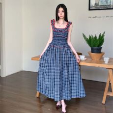 批发韩系学院风气质收腰木耳边格纹吊带裙女时尚夏新款方口领过膝长裙