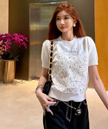 빛 럭셔리 핫걸 알파벳 자수 별이 빛나는 하늘 라운드 넥 티셔츠 여름 디자인 센스 명문 여성 품격 다용도 얼음 실크 긍정적 인 어깨 의류