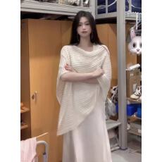 批发法式气质不规则斜肩针织罩衫女夏季缎面白色