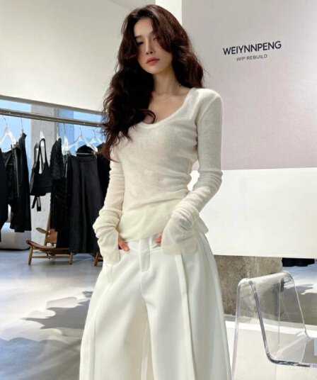 화이트 u 칼라 긴팔 맨위 여성 봄 가을 새로운 몸매 가꾸기 슬림해 보이는 인사이드 가져 가라. 기본 셔츠 낮은 네크라인 긍정적 인 어깨 니트 스웨터