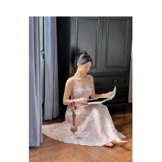 批发法式碎花长裙<b class='q'>202</b>6仙<b class='q'>女</b>气质收腰小众扎染吊带连衣裙显瘦减龄气质