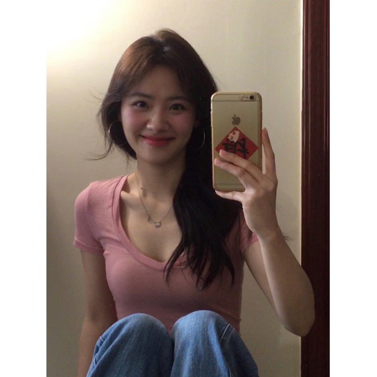 국가 조수 브랜드 레트로 V넥 핑크색 반팔 티셔츠 여성 여름 몸매 가꾸기 슬림해 보이는 디자인 센스 다용도 느긋한 캐주얼 맨위