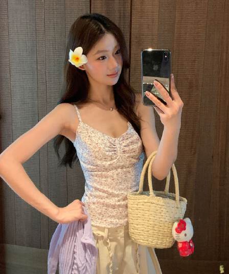 보라색 꽃무늬 캐미솔 인사이드 가져 가라. 이른 봄 새로운 몸매 가꾸기 아름다운 자이언트 잘 생긴 슬림해 보이는 다용도 쇼트 스타일 맨위