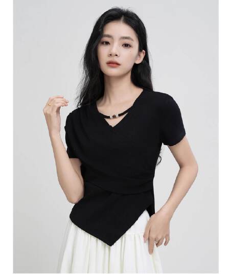 허리 수축 슬림해 보이는 V넥 반팔 캐주얼 바람 여성 2026 년 여름 새로운 불규칙 십자가 긍정적 인 어깨 품격 맨위