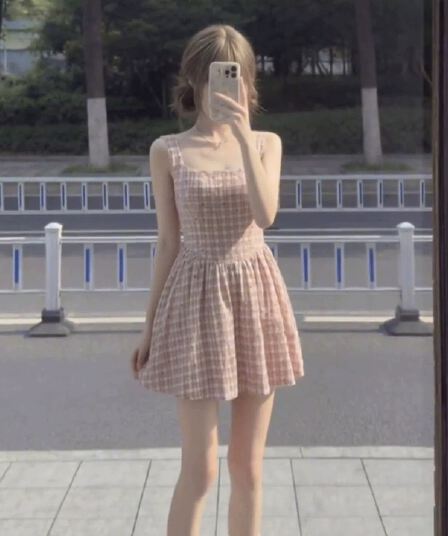소녀 센스 품격 달콤함 체크무늬 슬립 드레스 2026 여름 새로운 휴가 허리 수축 한 마디 미니 스커트 여성 의류