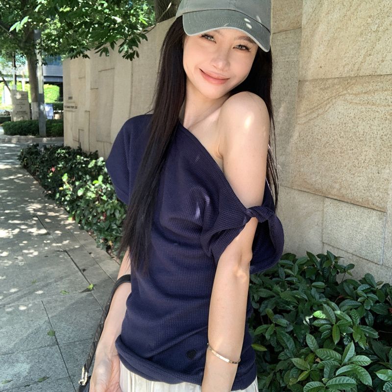 아메리칸 불규칙 비스듬한 칼라 어깨 반팔 티셔츠 여성 여름 외국 가스 몸매 가꾸기 오프숄더 슬림해 보이는 품격 고유 한 맨위