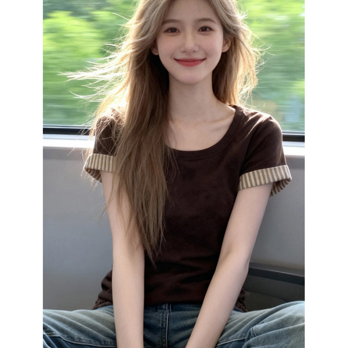 개성 커피 색상 스트라이프 커프스 티셔츠 여성 여름 새로운 라운드 넥 배색 디자인 연령 감소 슬림해 보이는 달콤한 자매 바람 맨위