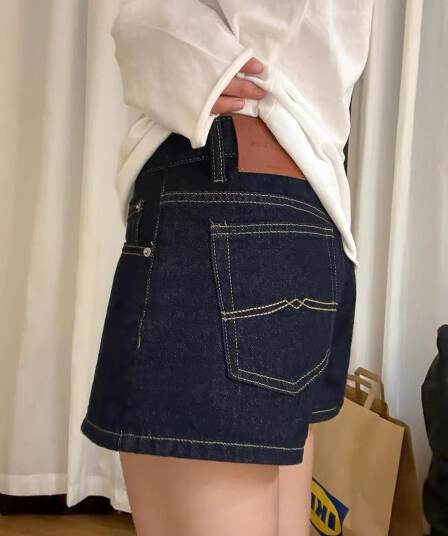 진한 파란색 넓은 다리 데님 반바지 여성 2025 여름 새로운 배 종류 몸 루즈핏 슬림해 보이는 한 마디 스트레이트 핫 바지
