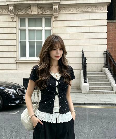 260 그램 사람들 면 검정색 도트 무늬 페이크 레이어드 레이스 긍정적 인 어깨 반팔 티셔츠 여성 여름 한 부서 디자인 센스 맨위
