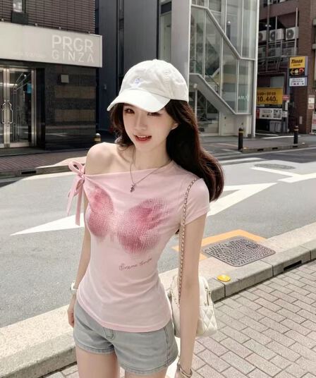 달콤한 스타일 헤일로 염색 나비 프린트 반팔 티셔츠 여성 2026 여름 새로운 몸매 가꾸기 비스듬한 어깨 레이스업 쇼트 스타일 맨위