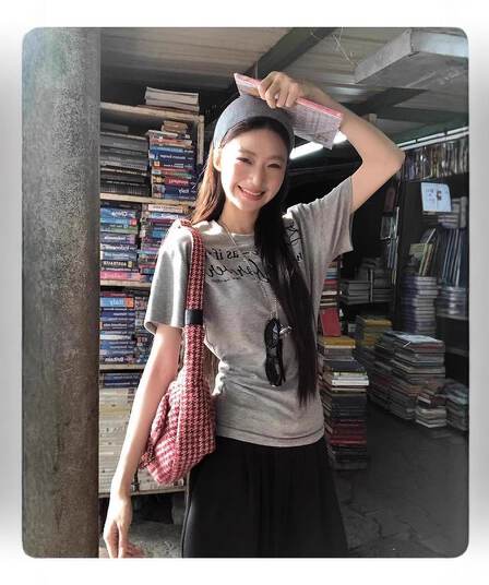아메리칸 알파벳 회색 긍정적 인 어깨 반팔 티셔츠 여성 여름 디자인 센스 작은 대중 몸매 가꾸기 슬림해 보이는 허리 수축 달콤한 핫걸 맨위