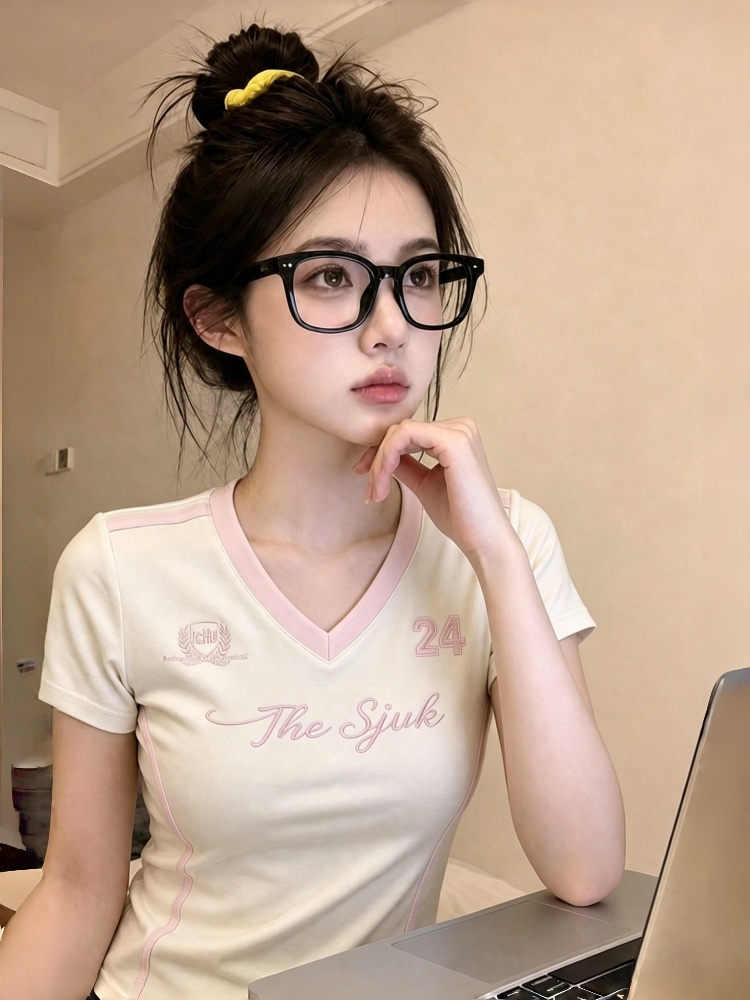 한 부서 달콤한 스타일 자수 V넥 긍정적 인 어깨 반팔 티셔츠 여성 여름 디자인 센스 몸매 가꾸기 쇼트 스타일 배색 핫걸 맨위