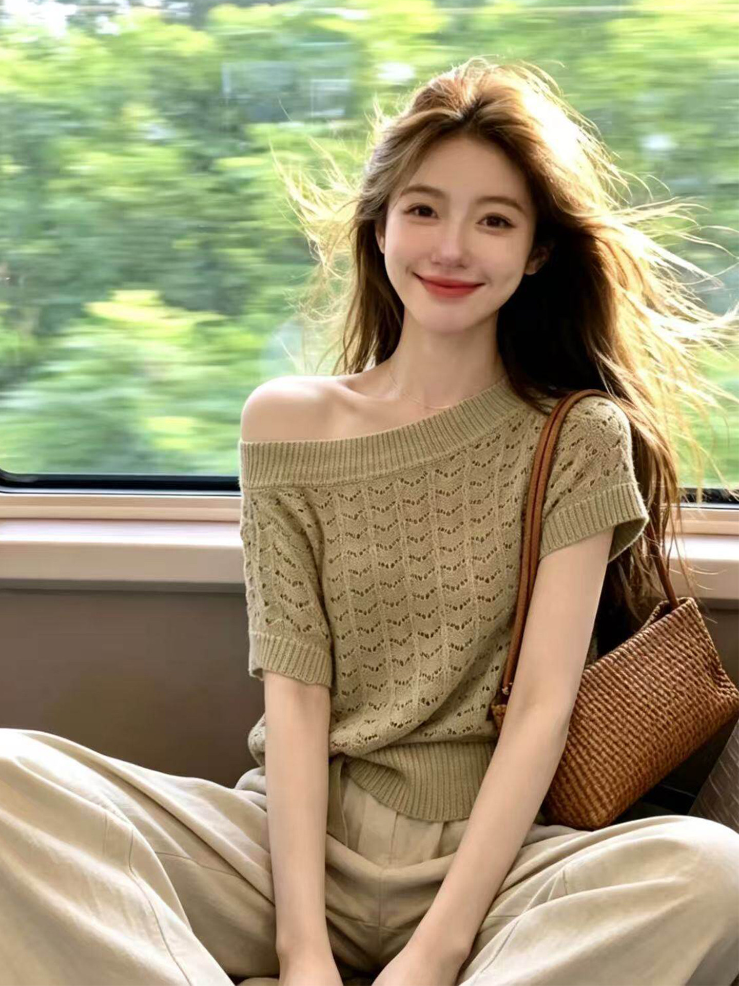프랑스식 카키 색 홀로우 아웃 보트넥 니트 반팔 티셔츠 여성 여름 고급 센스 chic Chic 오프숄더 맨위