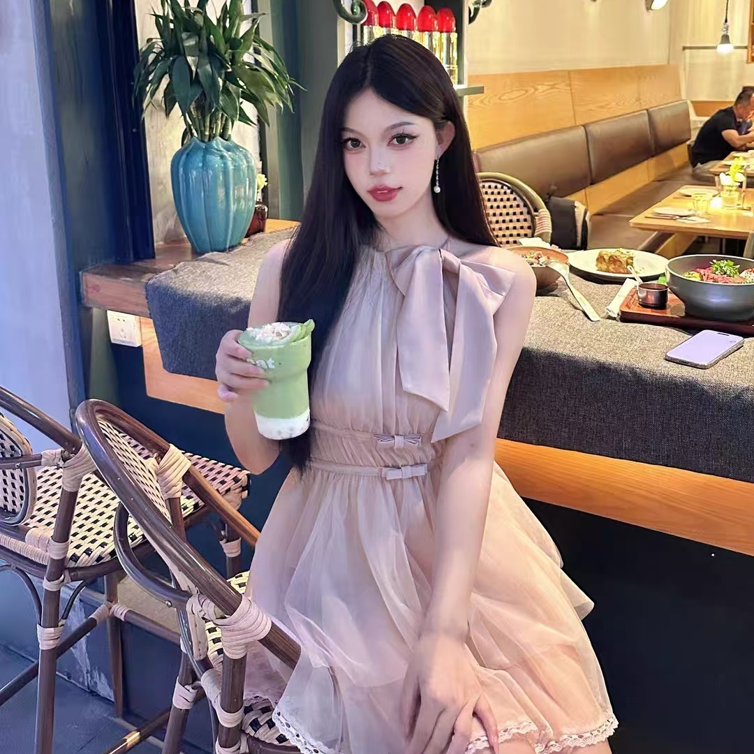 마이크로 알몸의 핑크색 행침 목 나비 매듭 불규칙 밑단 드레스 부드러운 바람 민소매 품격 명문 여성 망사
