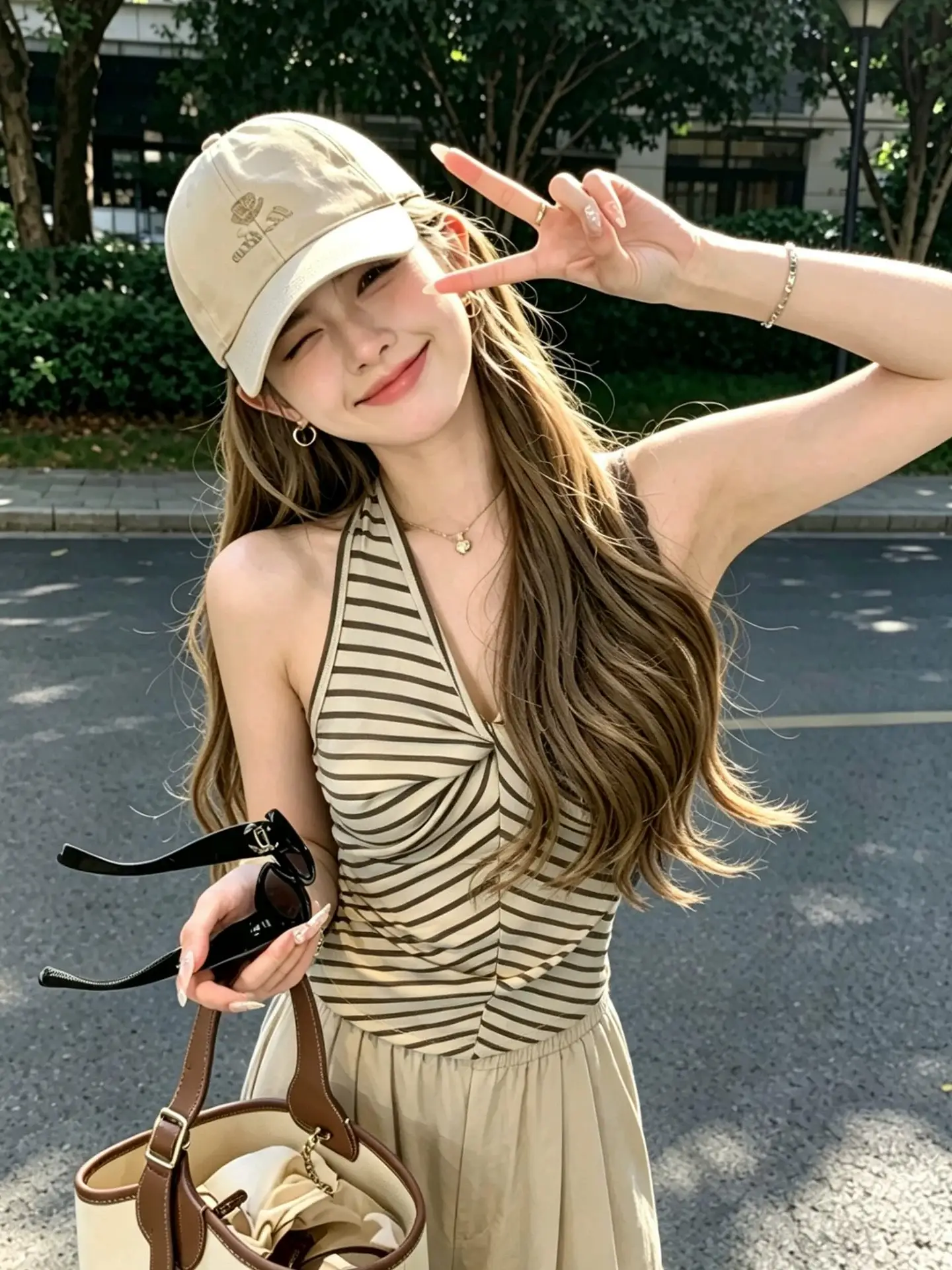 스트라이프 홀터넥 V넥 민소매 상세 이미지 1