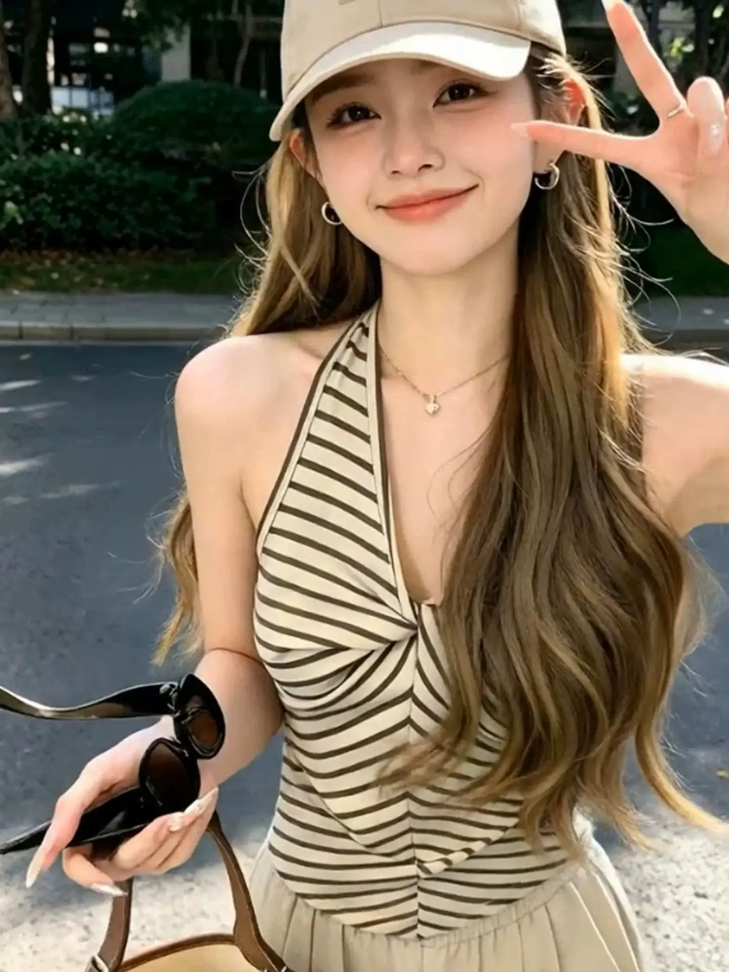 스트라이프 홀터넥 V넥 민소매 상세 이미지 2