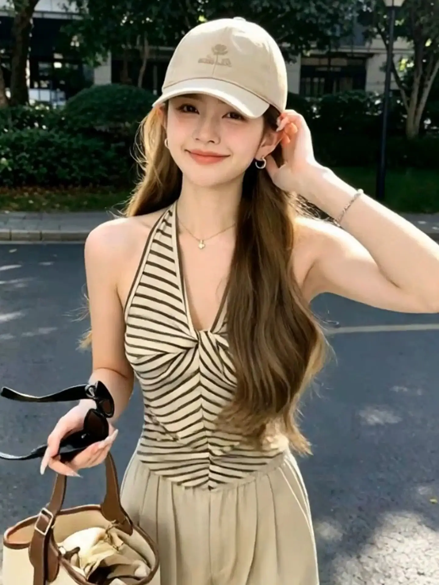스트라이프 홀터넥 V넥 민소매 상세 이미지 3