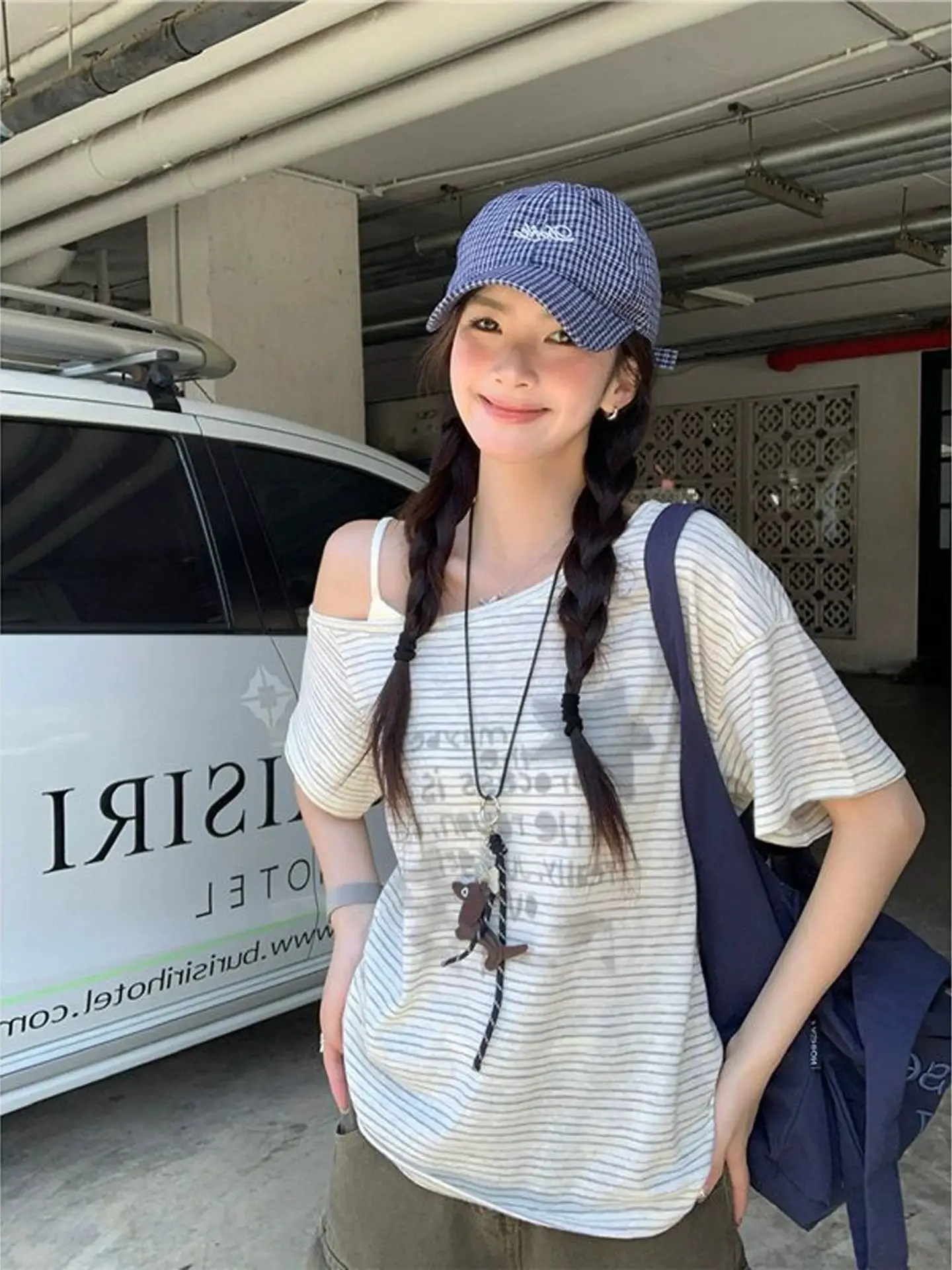 스트라이프 비대칭 넥 반팔 티셔츠 상세 이미지 5