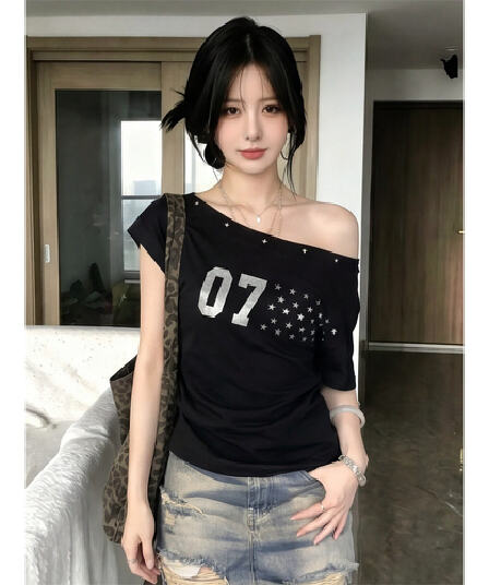 검정색 오프숄더 반팔 티셔츠 여성 여름 2026 새로운 동정 쇄골 오프숄더 프린트 몸매 가꾸기 슬림해 보이는 맨위