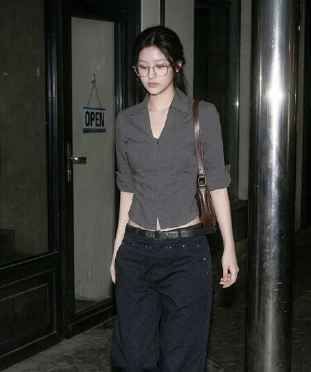경관 그림 정가 아메리칸 POLO 셔츠 V넥 중간 소매 뒤집다 접기 여성 여름 높음 지혜 센스 허리 수축 슬림해 보이는 몸매 가꾸기 맨위