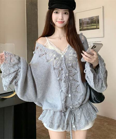 부드러운 바람 홀로우 아웃 자수 나팔 소매 스웨터 여자 2026 가을 새로운 V넥 펌프 로프 디자인 센스 니트 맨위