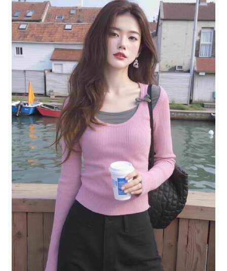 핑크색 페이크 레이어드 긴팔 티셔츠 여성 2026 새로운 이른 가을 몸매 가꾸기 슬림해 보이는 디자인 센스 니트 스웨터 만나는 맨위