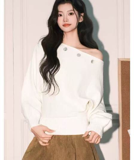 자이언트 잘 생긴 ~ 중 디자인 센스 오프숄더 니트 스웨터 여성 가을 새로운 루즈핏 긴팔 단추 장식 스웨터 맨위