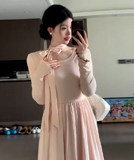 한 부서 부드러운 바람 핑크색 라운드 넥 레이스업 긴팔 여성 드레스 가을과 겨울 작은 대중 디자인 다용도 연령 감소 롱 스커트