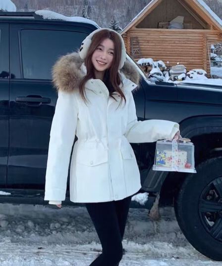 겨울 큰 모피 칼라 Parker 서비스 여성 허리 수축 슬림해 보이는 중간 길이 면 의류 흑인과 백인 둘 색상 보온 두꺼운 워크웨어 재킷
