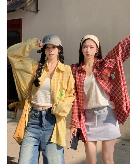 디자인 센스 색상 버클 체크무늬 긴팔 여성 셔츠 2026 가을 새로운 Chic 과일 프린트 주머니 맨위