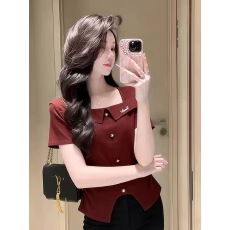 批发温柔风酒红色方领短袖T恤女2026年新款设计感不规则下摆开叉上衣