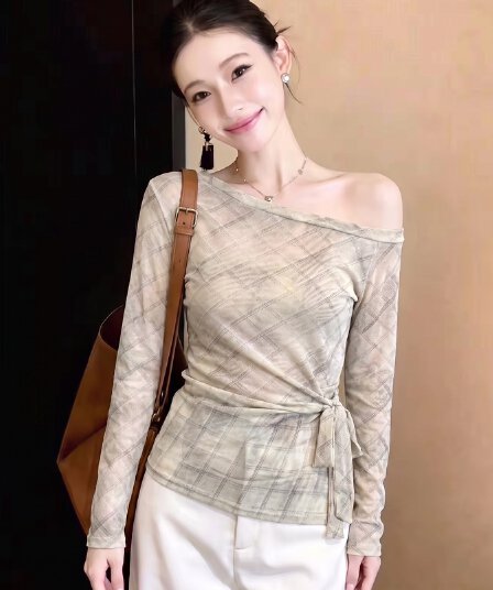 한 부서 불규칙 비스듬한 칼라 오프숄더 체크무늬 긴팔 티셔츠 여성 가을 2026 허리 수축 스트랩 슬림해 보이는 품격 맨위