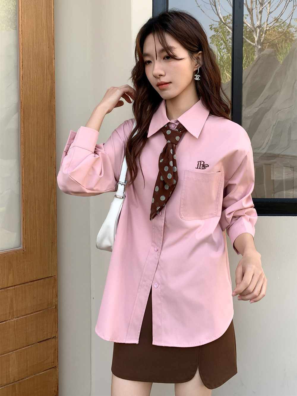 실사 미니멀리즘 자수 핑크색 셔츠 여성 긴 소매 고급 센스 루즈핏 캐주얼 셔츠 재킷 보내기 스카프