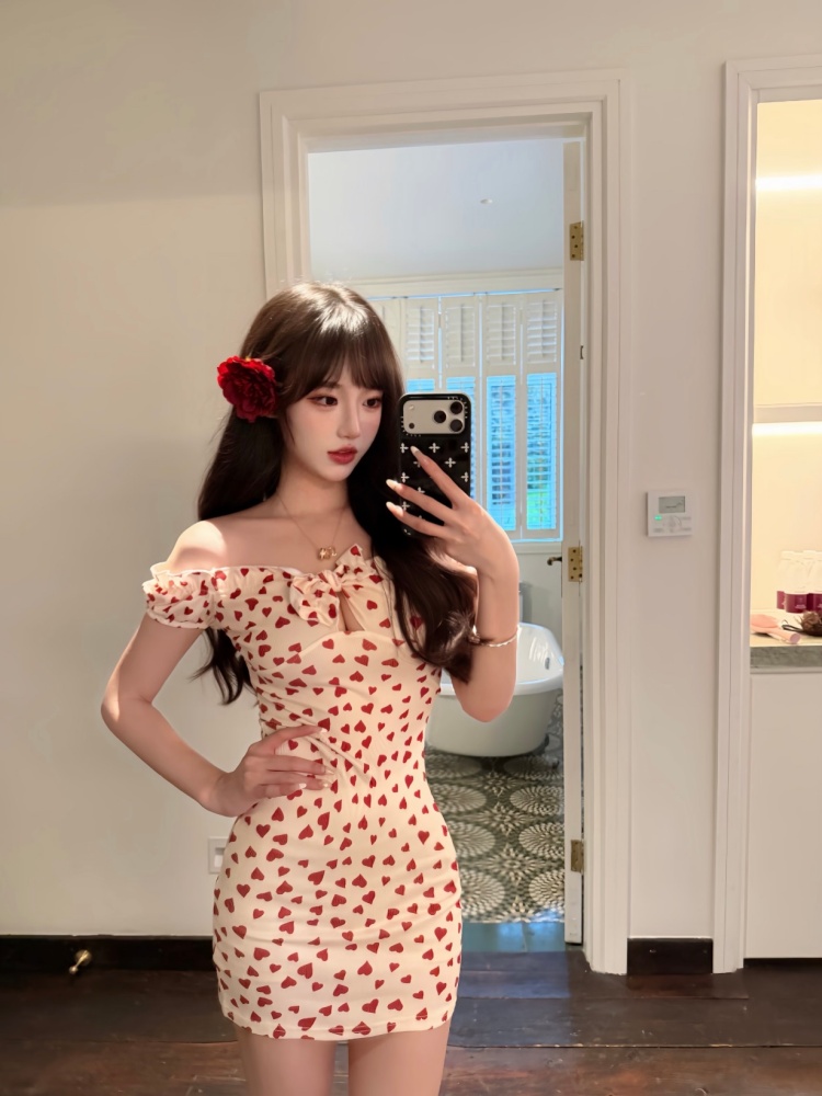 실사 오프숄더 하트 프린트 여성 드레스 여름 순수한 욕망 바람 핫걸 허리 수축 슬림해 보이는 타이트 스커트 미니 스커트
