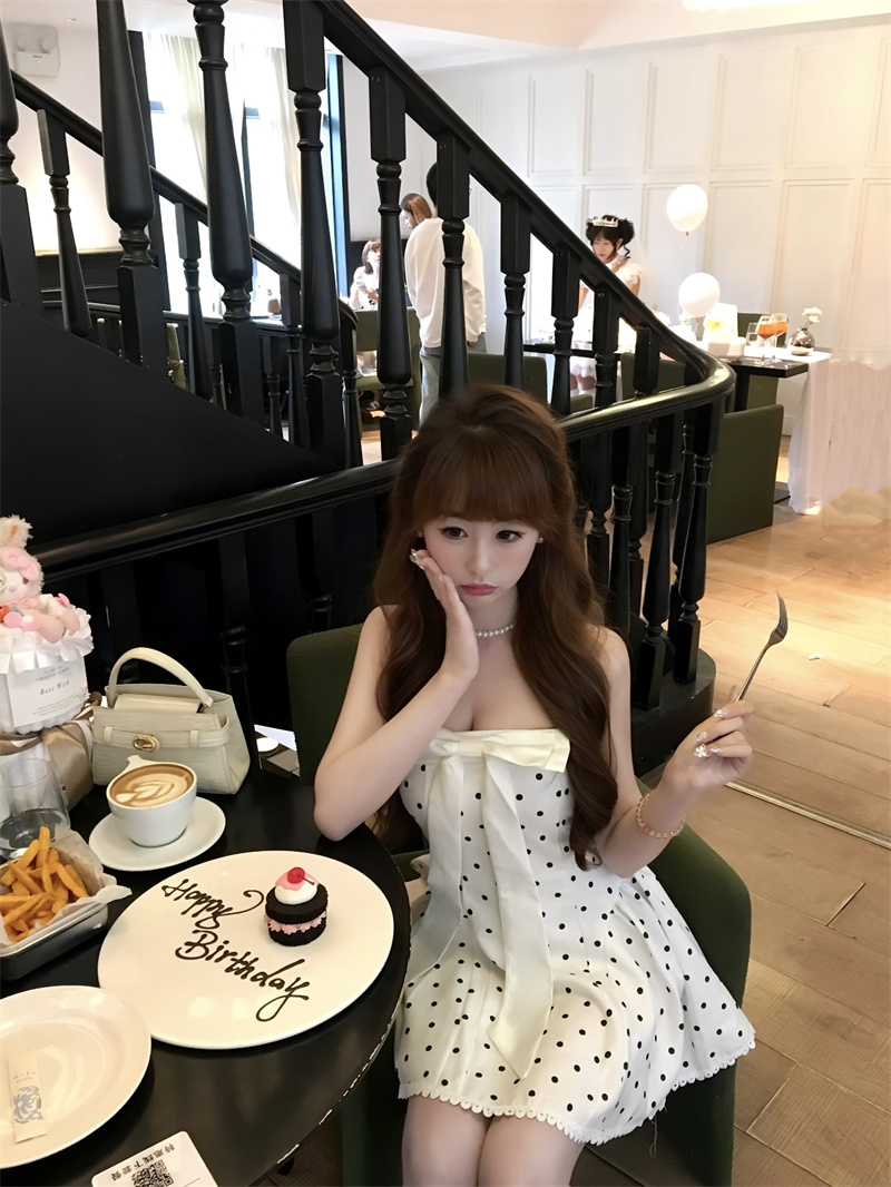 실사 절묘한 도트 무늬 나비 매듭 튜브탑 드레스 고급 센스 천 골드 생일 예복 퍼프 공주 드레스