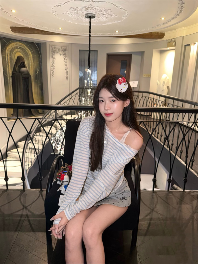 실사 디자인 센스 파란색 스트라이프 비스듬한 어깨 긴팔 티셔츠 여성 얇은 스타일 자외선 차단 맨위