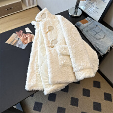 批发实拍~简约百搭白色羊羔毛外套25秋冬加棉加厚牛角扣保暖毛呢宽松