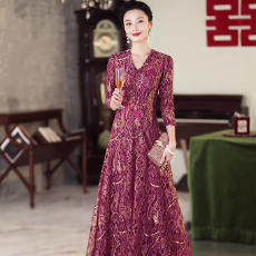 批发妈妈婚宴礼服高贵年轻玫红色春装2026新款喜婆婆喜服结婚<b class='q'>连衣裙</b>