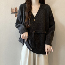 批发实拍 大码<b class='q'>女</b>装微胖 高级感不规则系扣收腰慵懒风显瘦针织开衫外套