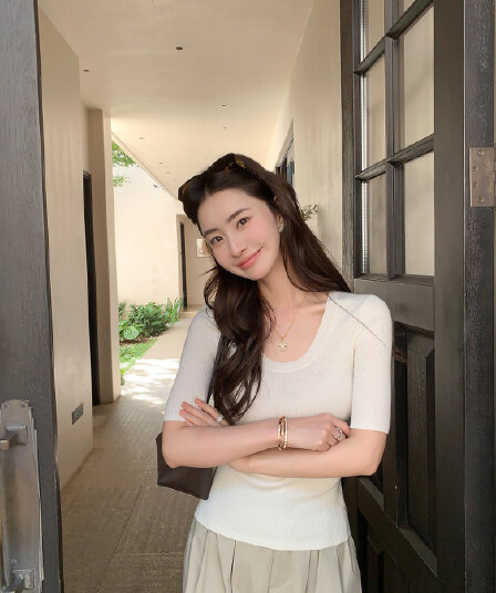 pusumede 지능 뮤즈 u 칼라 5 점 소매 짠 셔츠 여성 몸매 가꾸기 품격 긍정적 인 어깨 중간 소매 티셔츠 맨위