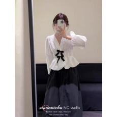 批发法式赫本风蝴蝶结收腰v领泡泡袖衬衫女秋冬新款气质显瘦花苞上衣