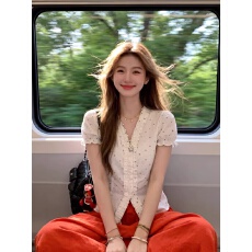 批发法式白色<b class='q'>波点</b>v领短袖<b class='q'>衬衫</b>女夏季独特漂亮巨好看<b class='q'>衬衣</b>正肩低领上衣