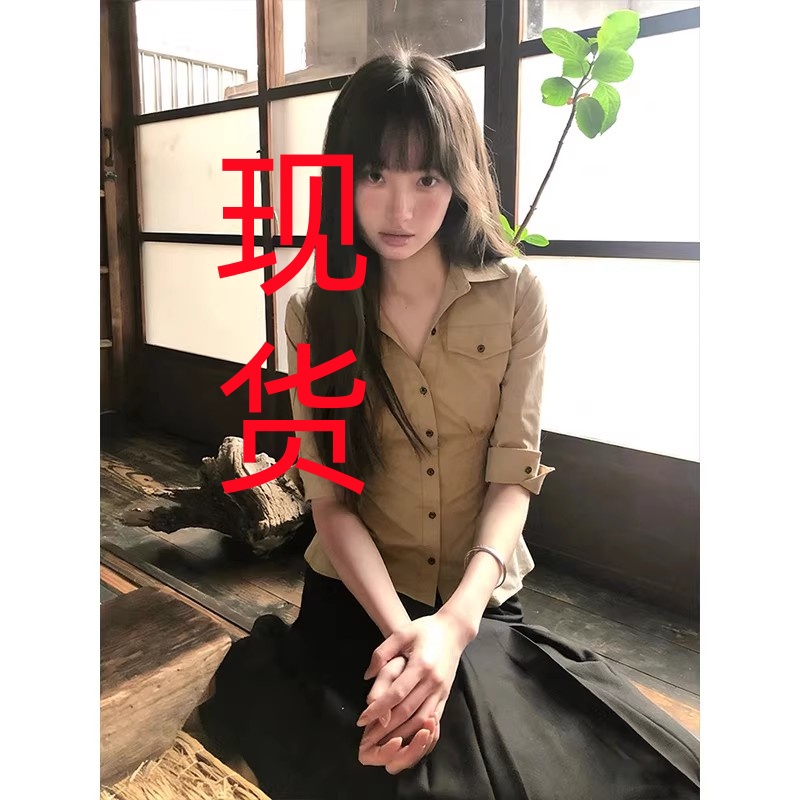 카키 색 허리 수축 중간 소매 폴로 칼라 여성 셔츠 이른 봄 출퇴근 고급 센스 반소매 셔츠 몸매 가꾸기 핫걸 맨위 트렌디