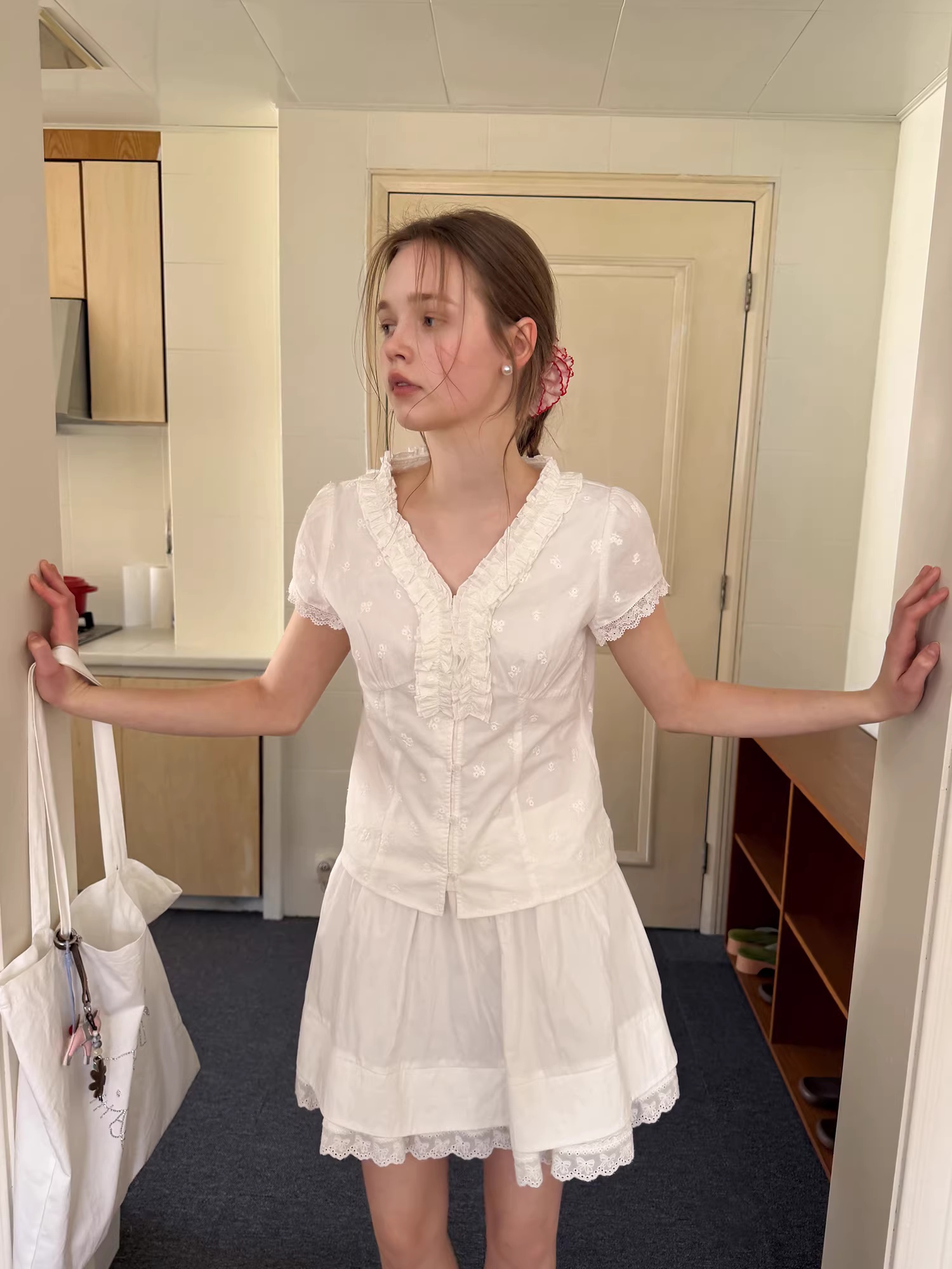 eggka 프릴 V넥 홀로우 아웃 자수 반팔 긍정적 인 어깨 여성 셔츠 여름 프랑스식 디자인 센스 작은 대중 품격 맨위