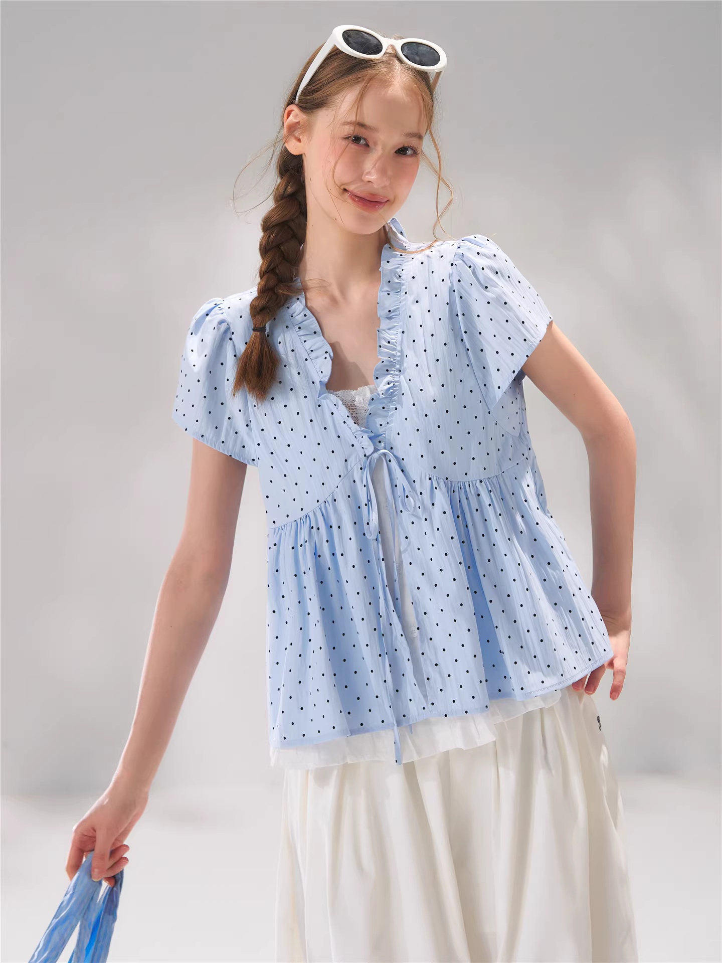 페이크 레이어드 프릴 장식 도트 무늬 반팔 셔츠 루즈핏 슬림해 보이는 연령 감소 V넥 인형 셔츠 맨위